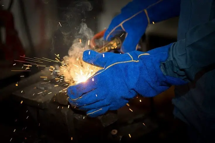 Is It Ok To Pick Up Hot Metal With Welding Gloves